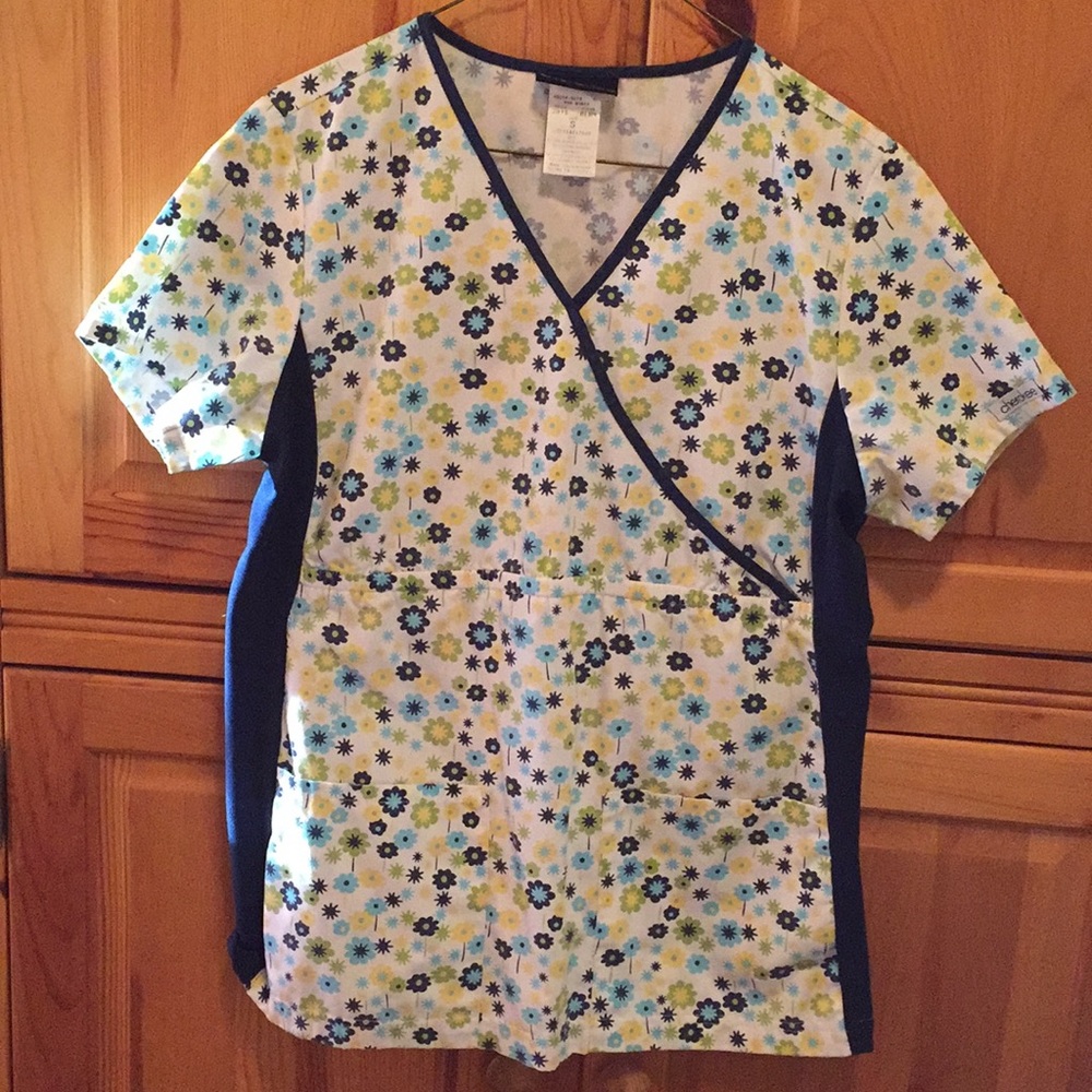 Cherokee scrub top. Multi color.